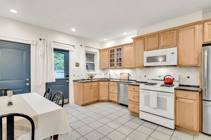 Property Photo:  124 Chestnut St 1  MA 02445 