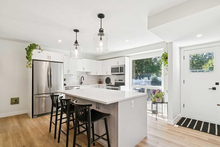 16 Brae Glen Court SW — photo 1
