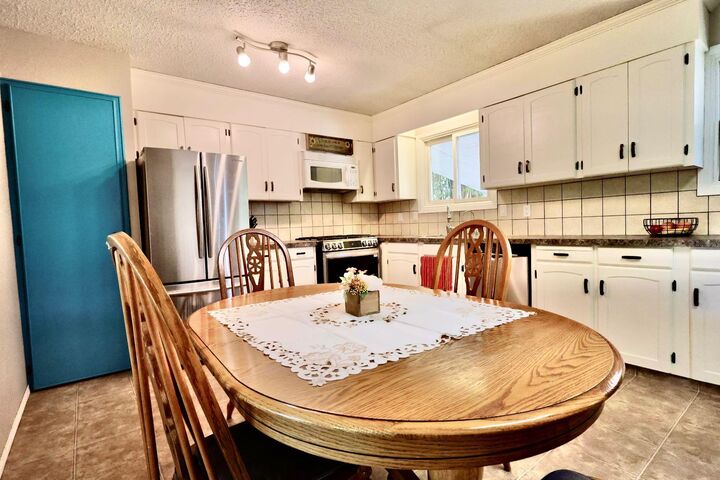 Property Photo:  305 7 Avenue E  AB T0J 2J0 