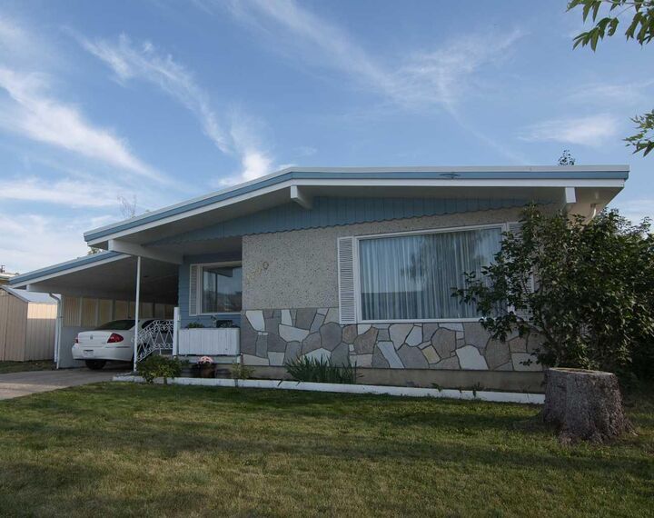 Property Photo:  1710 15 Avenue N  AB T1H 1W6 
