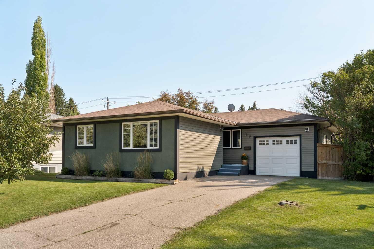 Property Photo:  129 Springwood Drive SW  AB T2W 0K8 