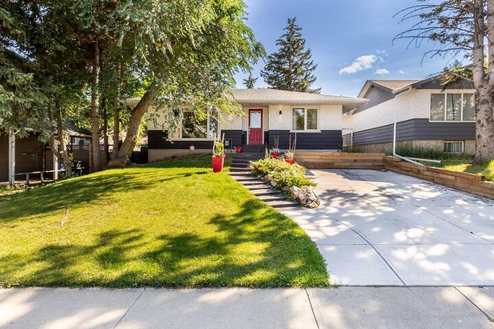 809 68 Avenue SW — photo 1