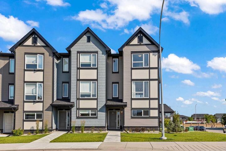 Property Photo: 30 Evanscrest Manor NW AB T3P 2A3