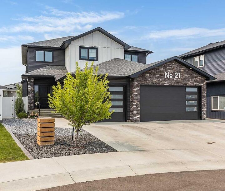21 Hamptons Gate SE — photo 1