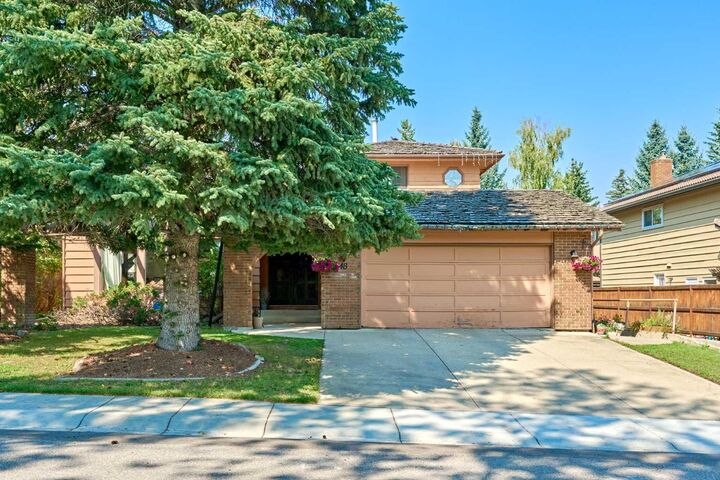 Property Photo: 48 Oakmount Way SW AB T2V 4Y1