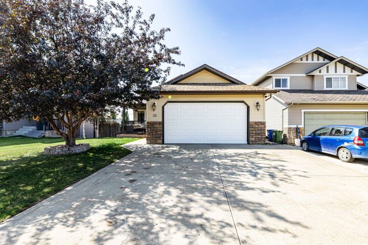 Property Photo:  38 Ivany Close  AB T4R 0A1 