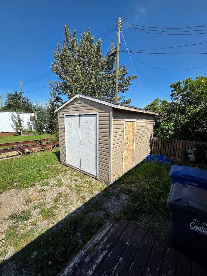 Property Photo: 1 Park Ave AB T0M 0N0