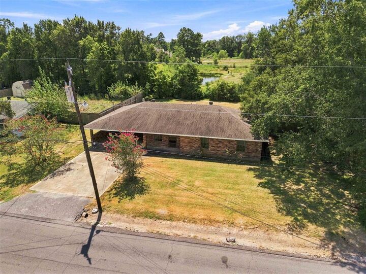 Property Photo: 402 Broussard Lane LA 70607