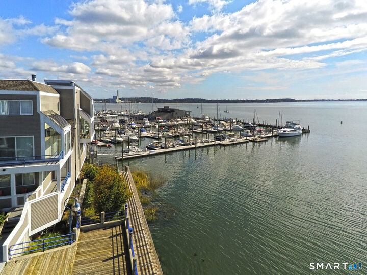 Property Photo:  21 Harbour Close A-21  CT 06405 