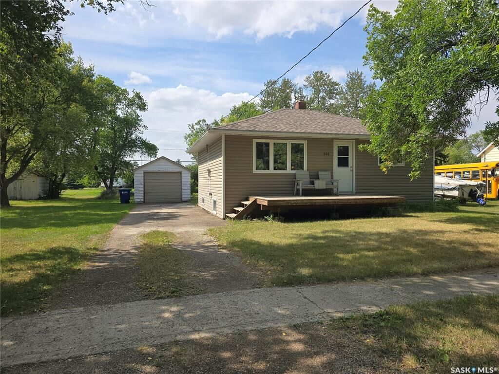 Property Photo: 906 Pacific Street SK S0G 2B0