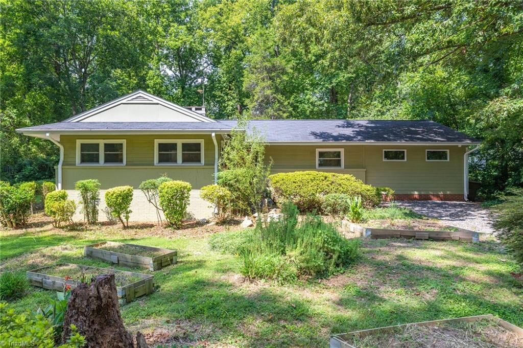Property Photo: 909 Forest Hill Drive NC 27410