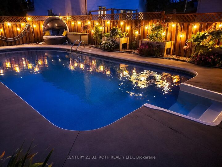 Property Photo:  42 Farmstead Crescent  ON L4N 8S1 