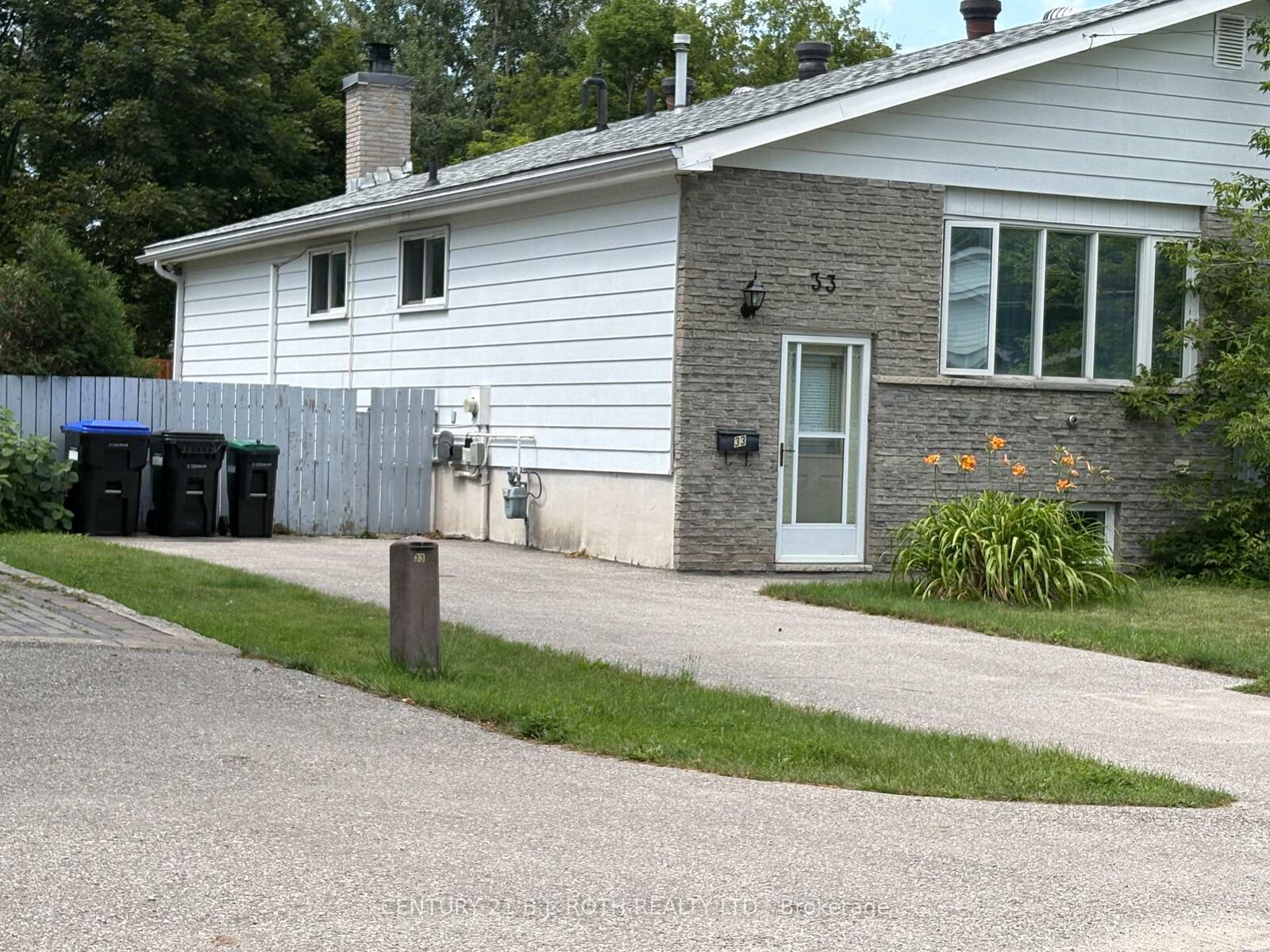 Property Photo:  33 Beaumaur Drive  ON L9M 1V7 