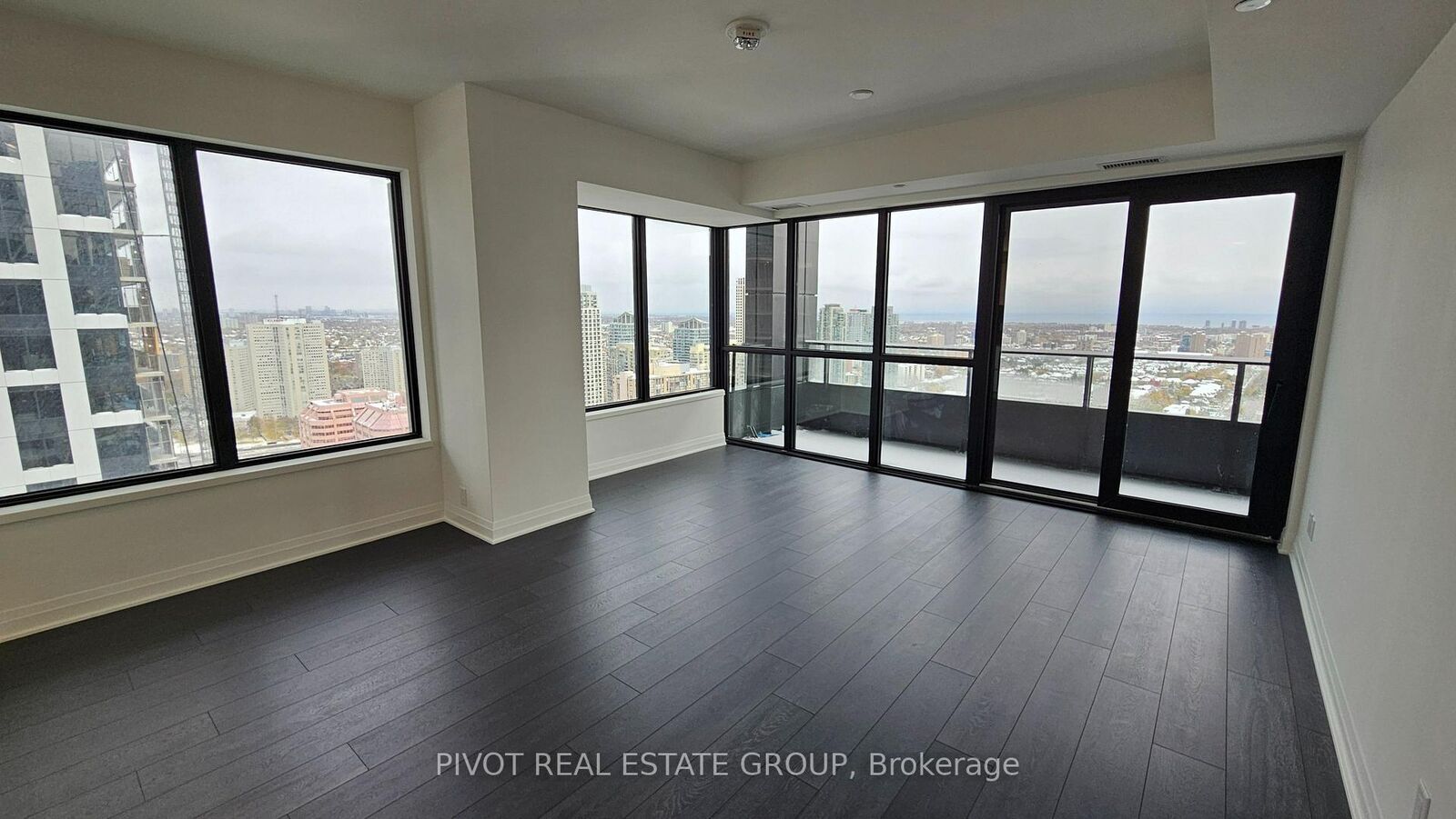 Property Photo:  4015 The Exchange Street 2902  ON L5B 0N9 