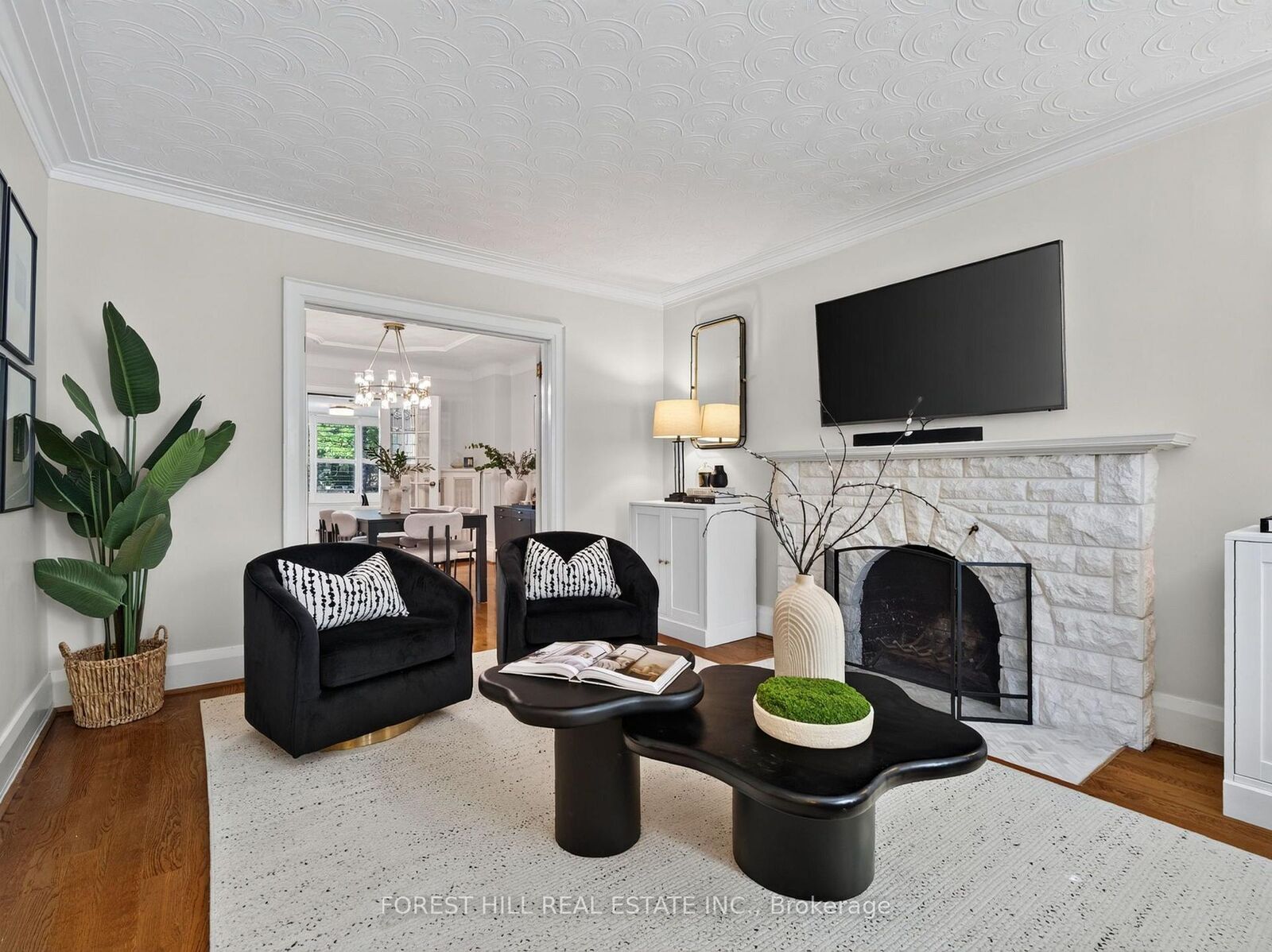 Property Photo: 25 Castlewood Road ON M5N 2L1
