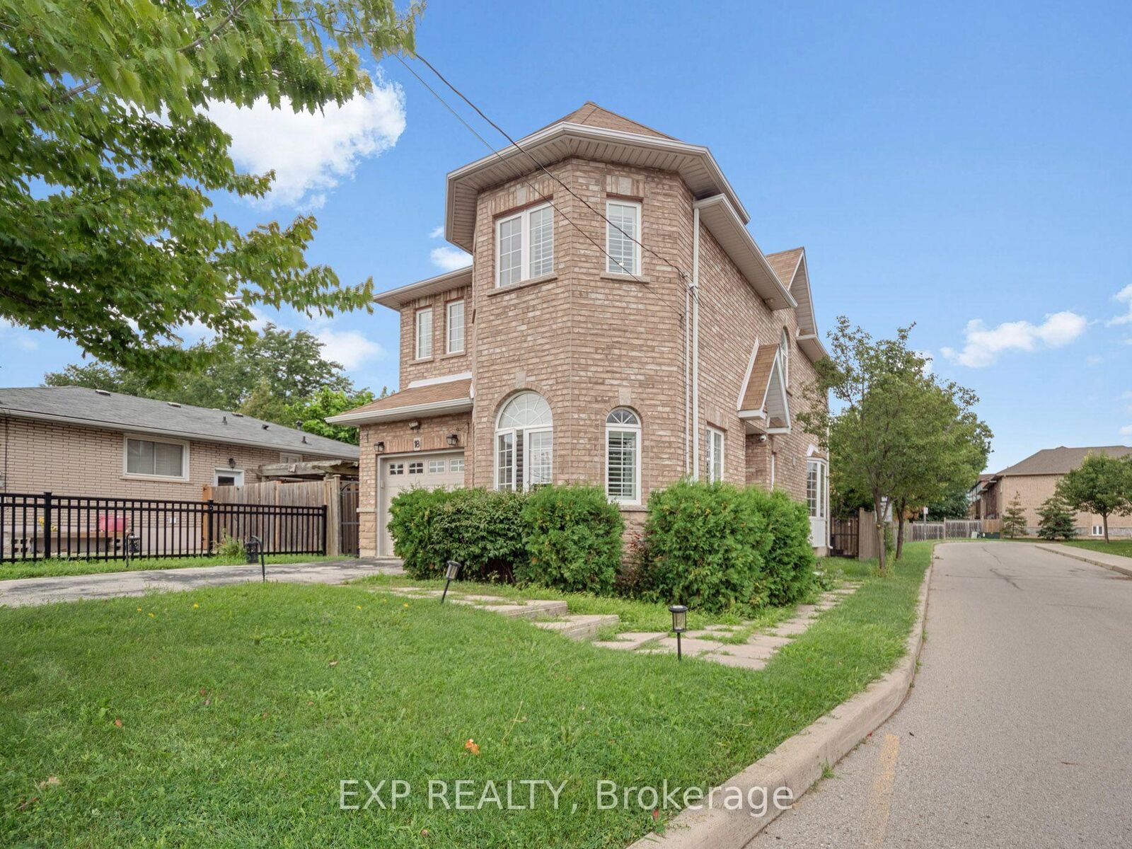 Property Photo:  257 Carla Avenue 18  ON L8G 3M9 