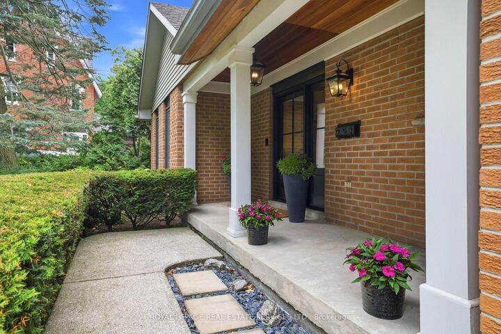 Property Photo: 11 Regency Court ON L6H 2P6