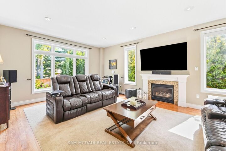 Property Photo: 527 Meadow Wood Road ON L5J 2S4