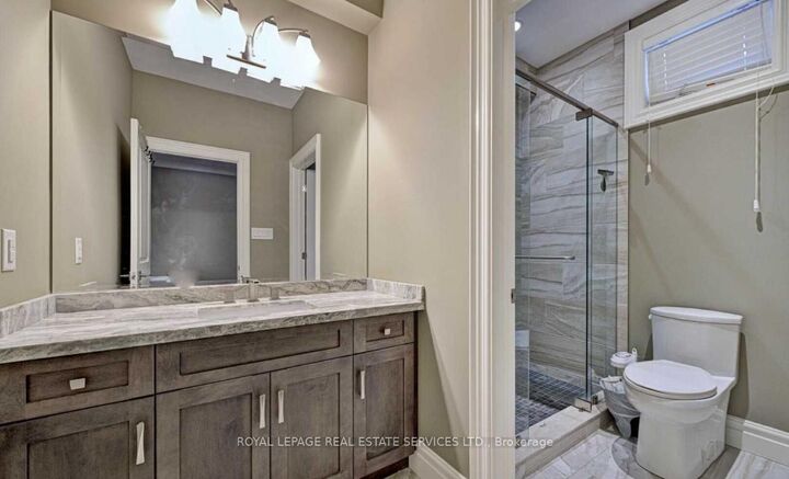 Property Photo:  45 Ontario Court S Lower  ON L5M 2K5 
