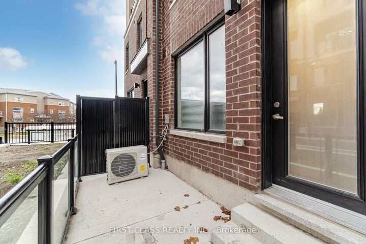 Property Photo: 3405 Ridgeway Drive 30 ON L5L 5T3