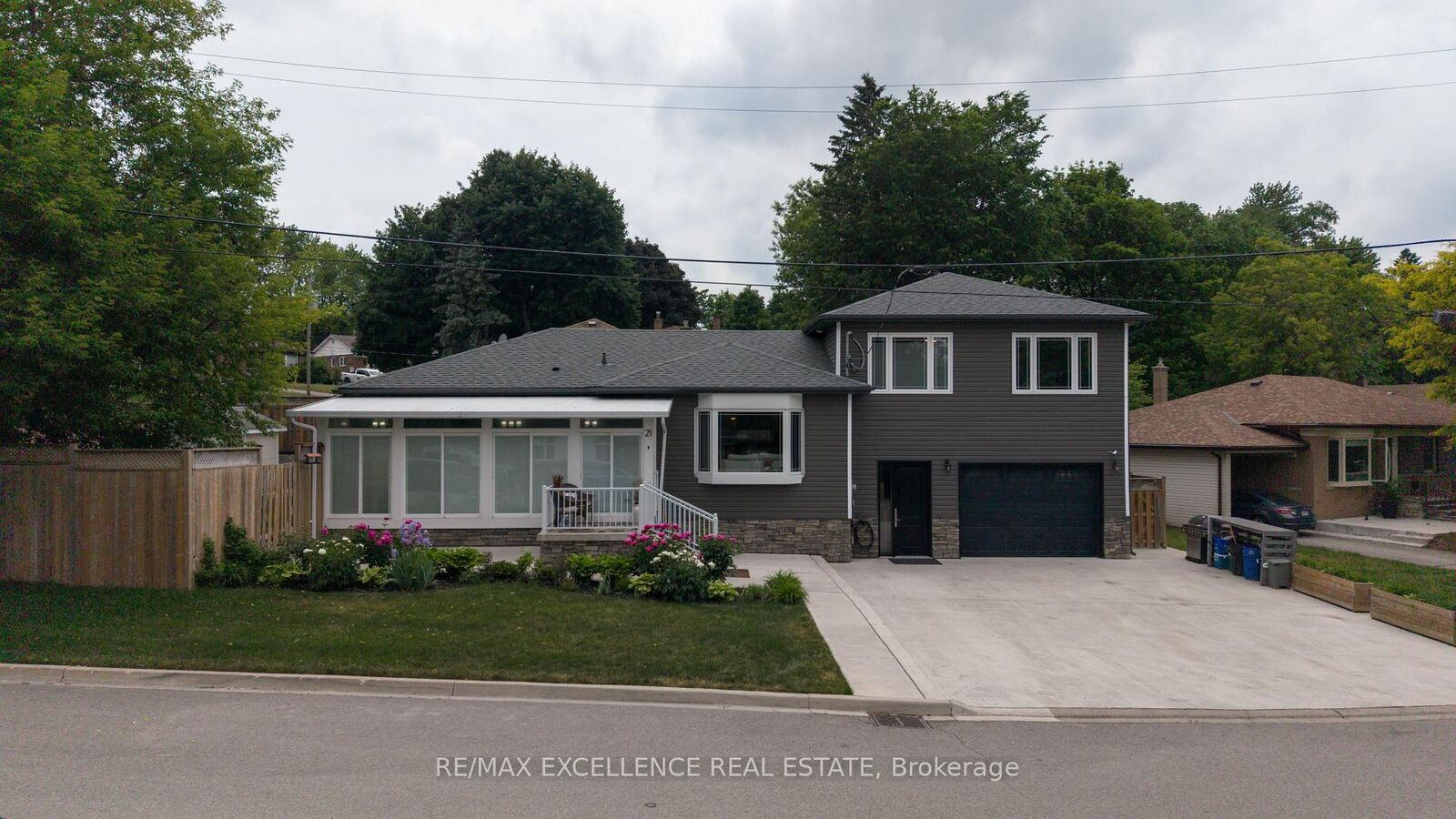 Property Photo: 21 Elizabeth Street ON L7G 3K1