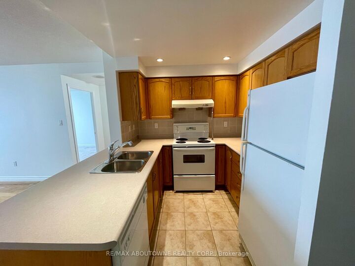 Property Photo: 125 Omni Drive Ph39 ON M1P 5A9
