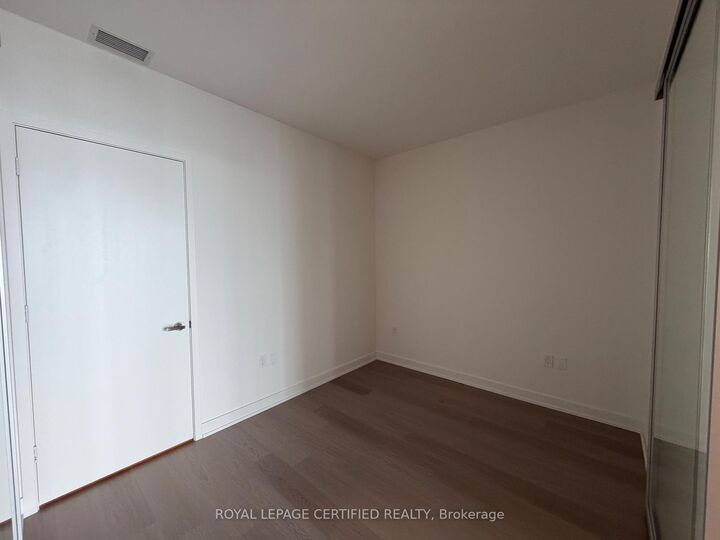 Property Photo:  448 Burnhamthorpe Rd W N/A 6407  ON L5B 0R4 