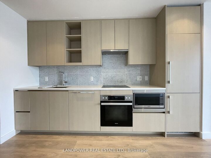 Property Photo: 85 McMahon Drive 810 ON M2K 0H1