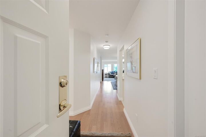Property Photo: 1477 Yale St #203 BC V8S 4R3