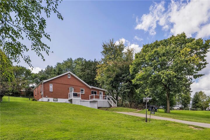 Property Photo: 28 Petermans Lane PA 15235