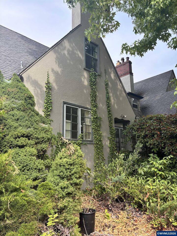 Property Photo: 575 24th St NE OR 97301