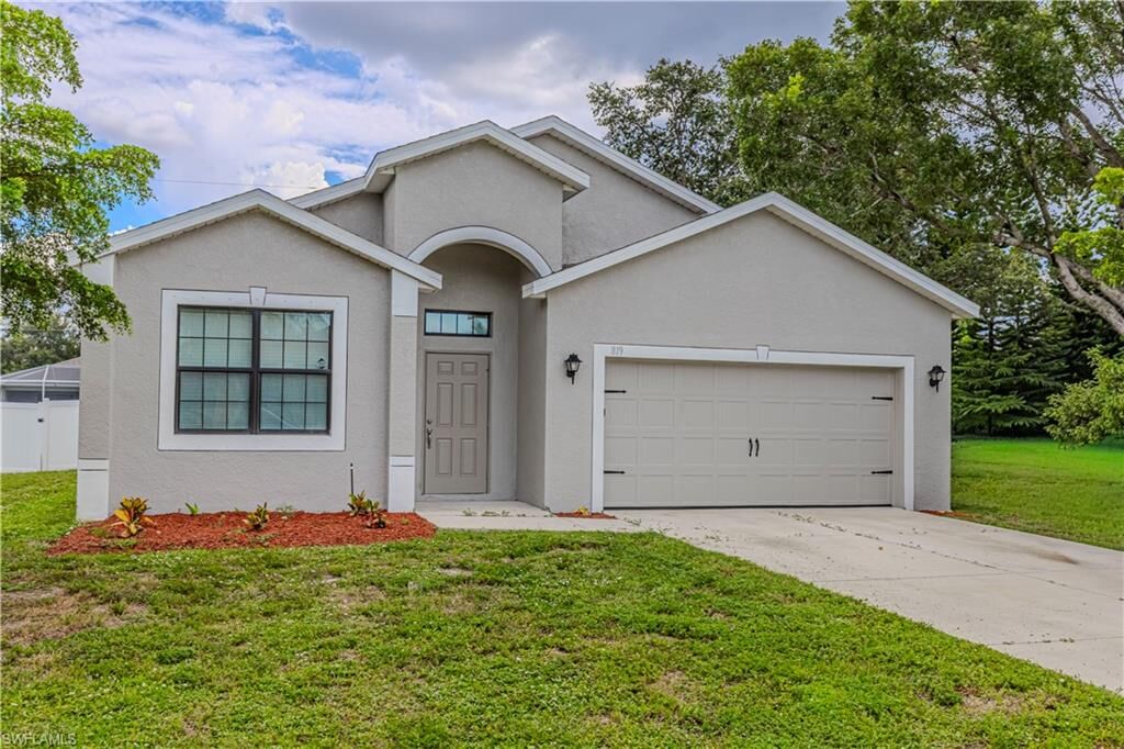 Property Photo: 819 SW 14th Pl FL 33991