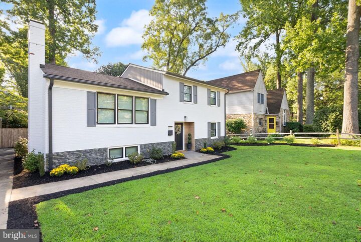 Property Photo:  2833 Woodlawn Avenue  VA 22042 