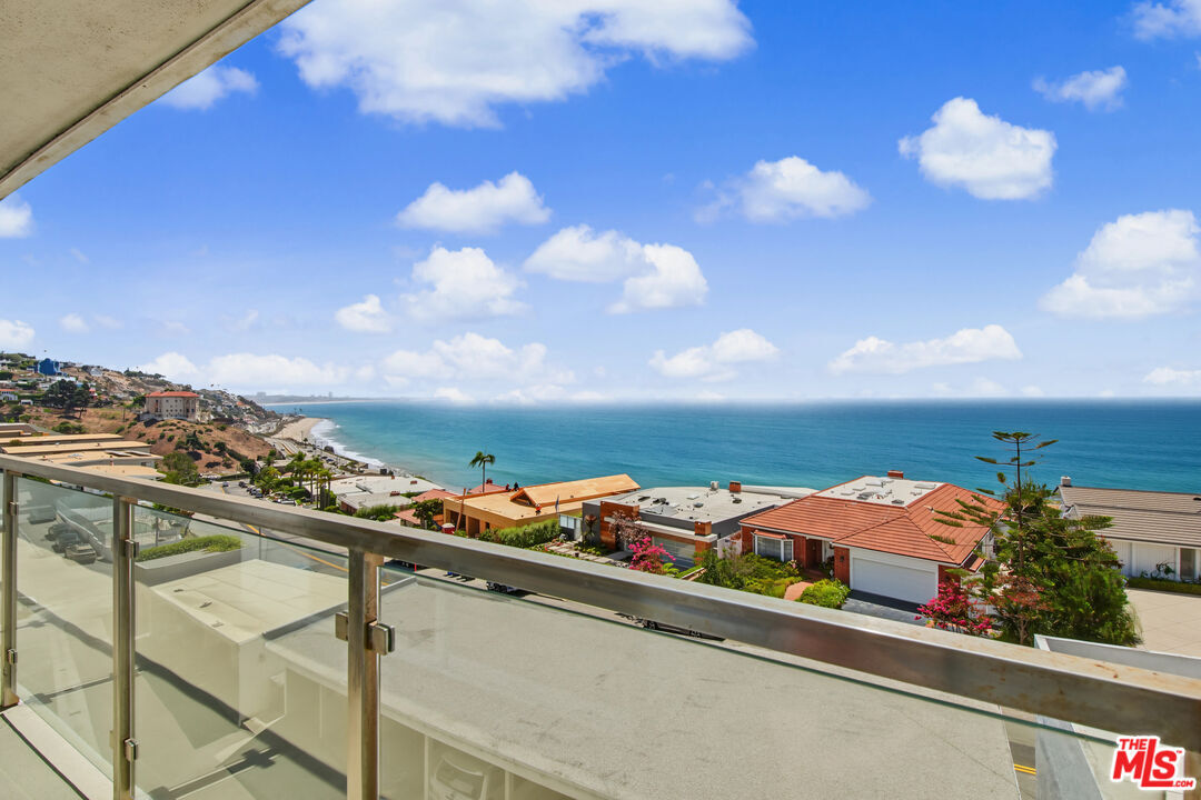 Property Photo:  18147 Coastline Dr, Unit 2  CA 90265 