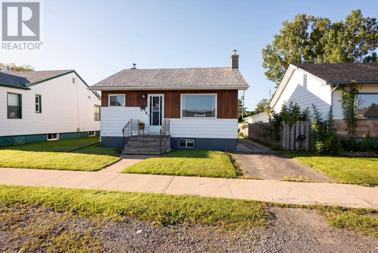 Property Photo:  218 Christina Street E  ON P7E 4N7 