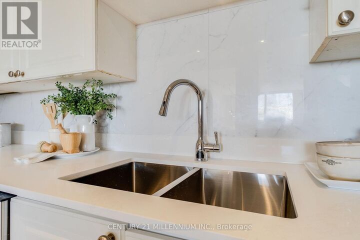 Property Photo: 4450 Tucana Court 902 ON L5R 3R4