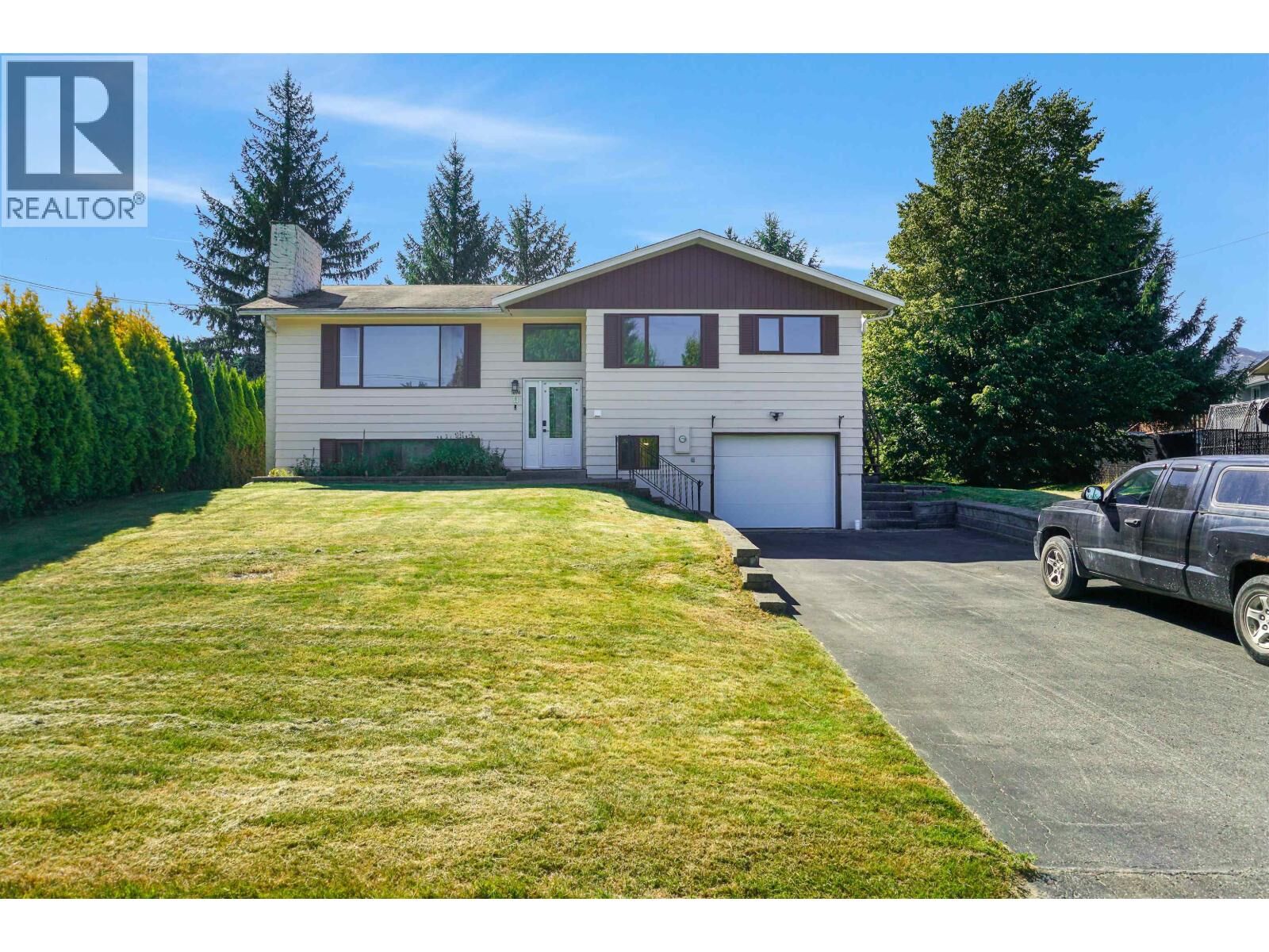 Property Photo:  1694 Kingfisher Avenue  BC V8C 1G1 