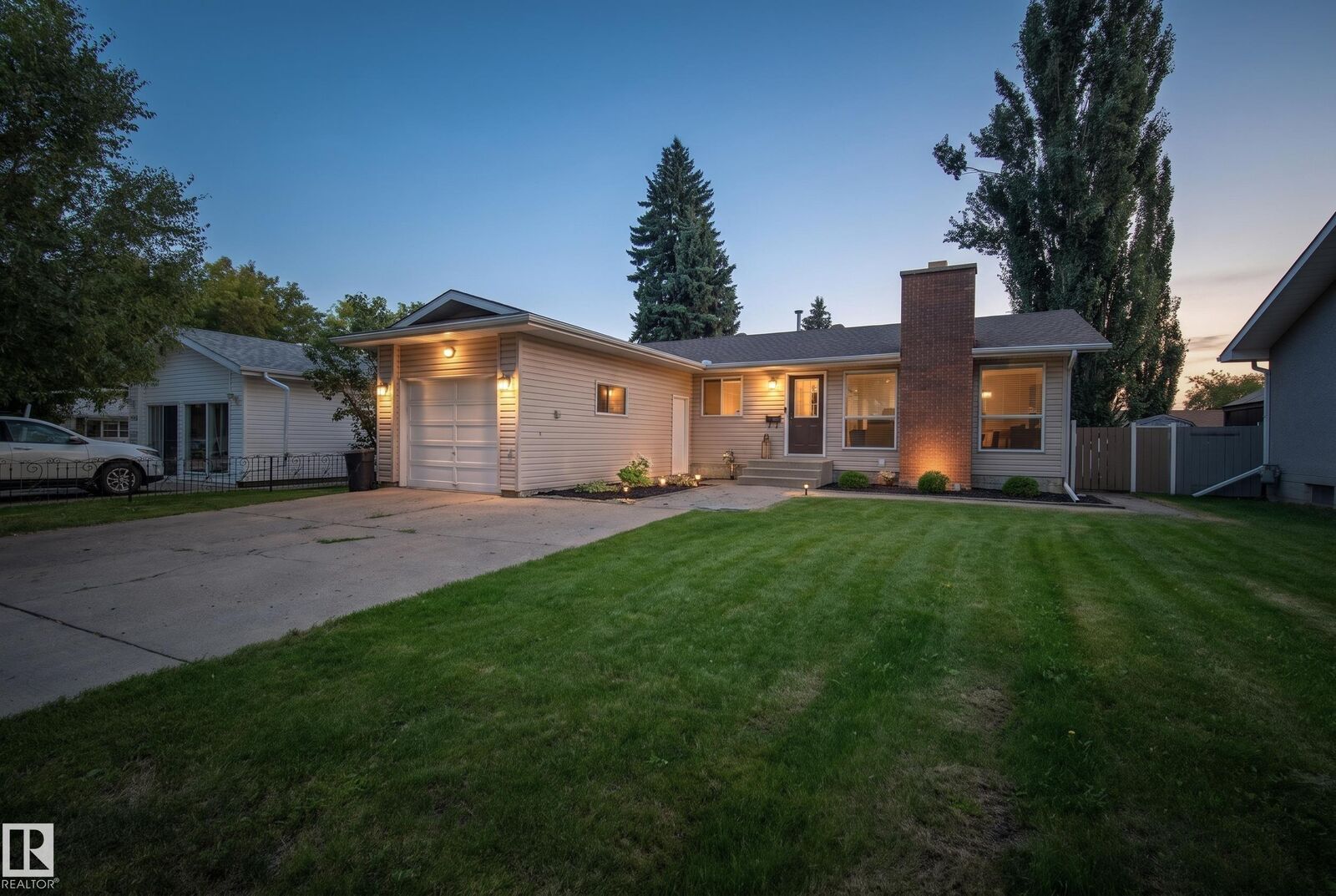 Property Photo:  152 Mission Avenue  AB T8N 2C7 