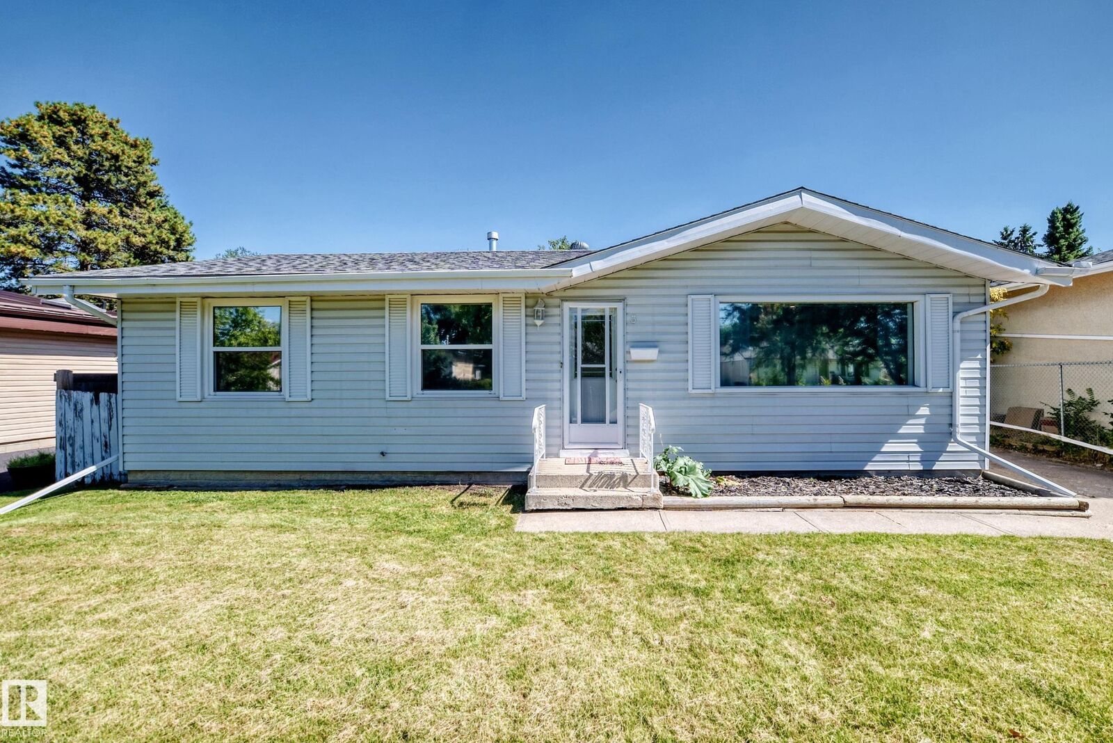 Property Photo:  3 Grantham Place  AB T8N 0W8 