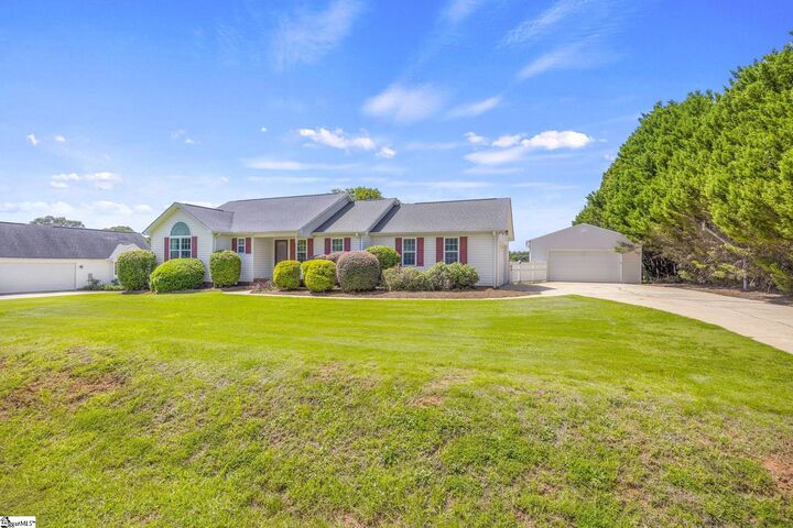 Property Photo:  40 Pine Ridge Road  SC 29365-1246 