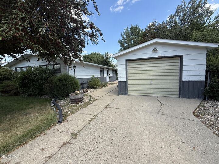Property Photo: 2042 California Drive ND 58703