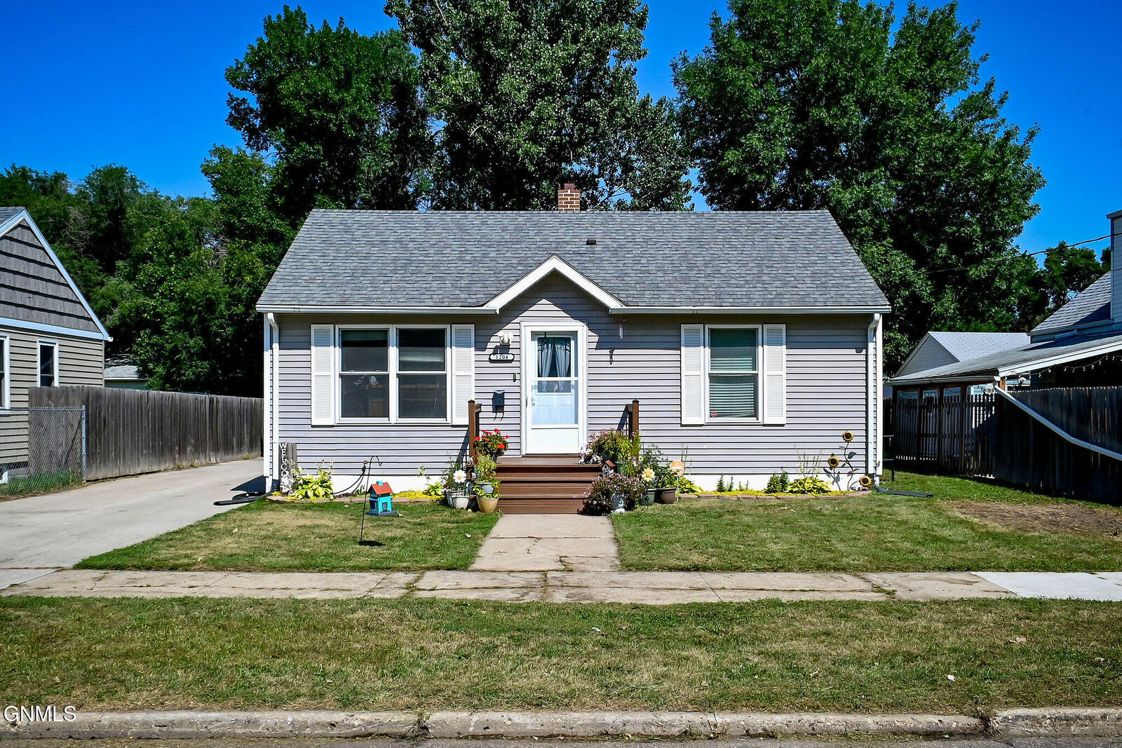 Property Photo:  1204 5th Avenue NW  ND 58703 