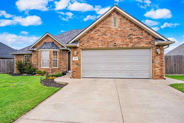 Property Photo: 2605 Meadowview Dr OK 73533