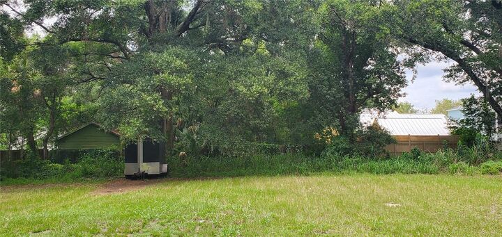 Property Photo:  206 E Pine Avenue  FL 32757 