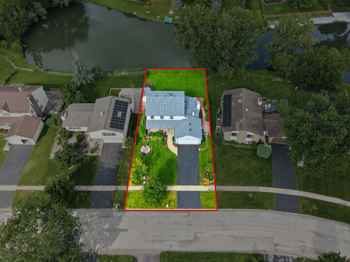 Property Photo:  969 E Castlewood Lane  IL 60103 