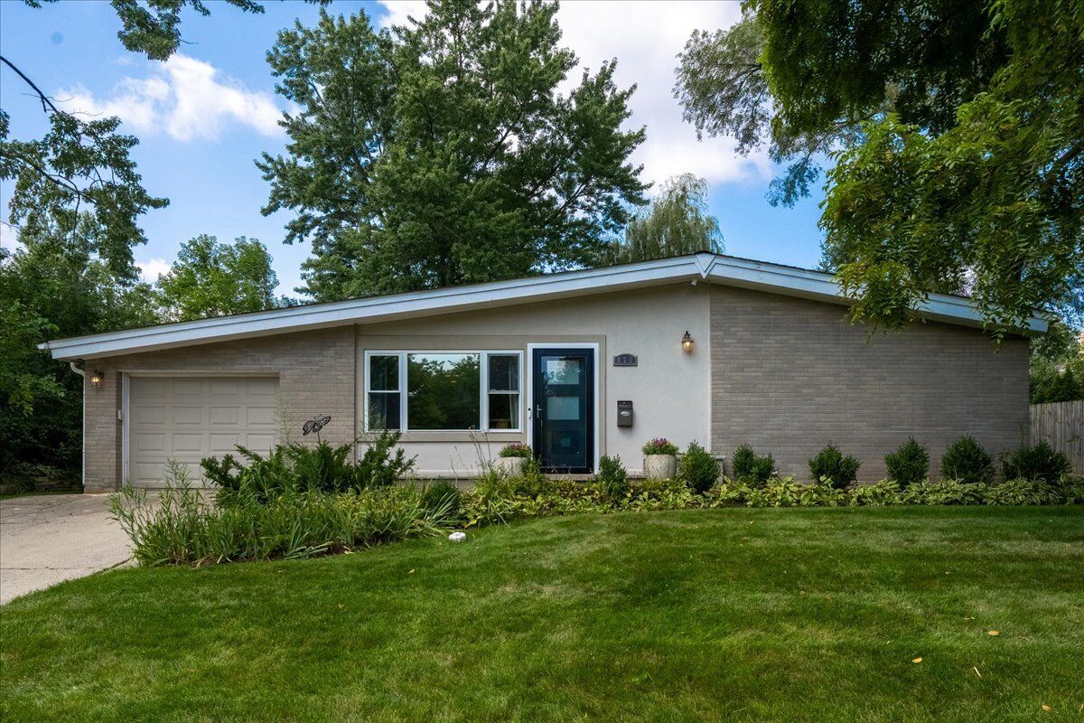 Property Photo:  872 Virginia Road  IL 60035 