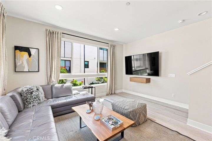 Property Photo:  2931 Exposition Pl 5  CA 90018 