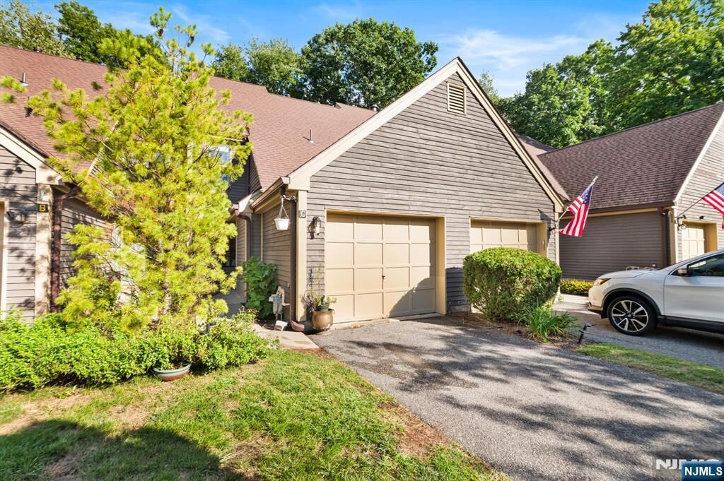 Property Photo:  6 New Bedford Road C  NJ 07480 