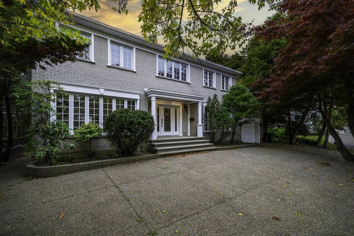 916 Young Avenue — photo 1
