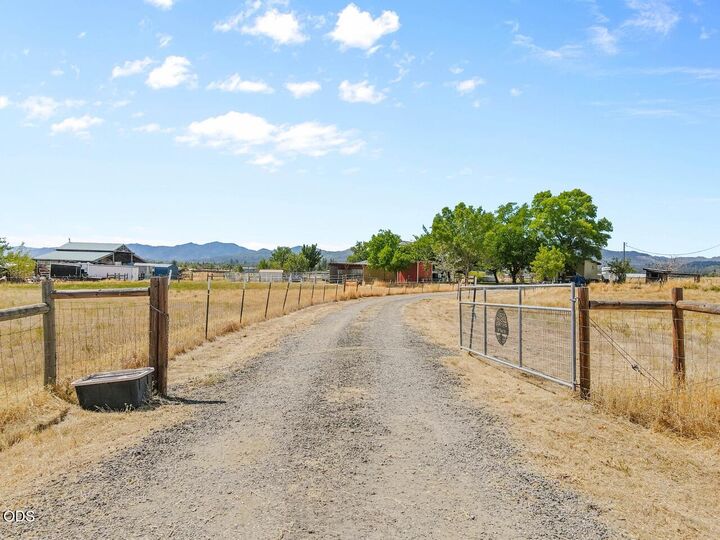Property Photo: 14501 Avalon Road OR 97503